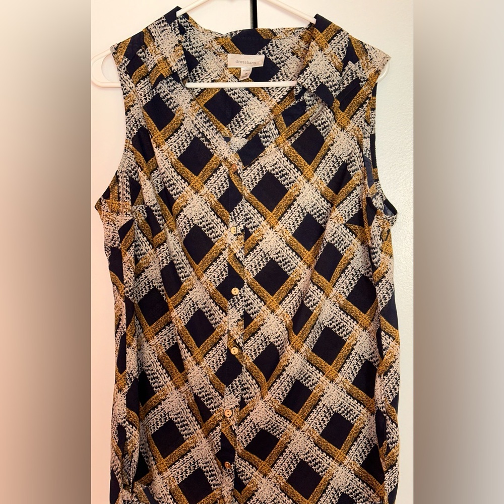 Dressbarn. Sleeveless Geometric Patterned Top. Size 1X - Picture 9 of 9